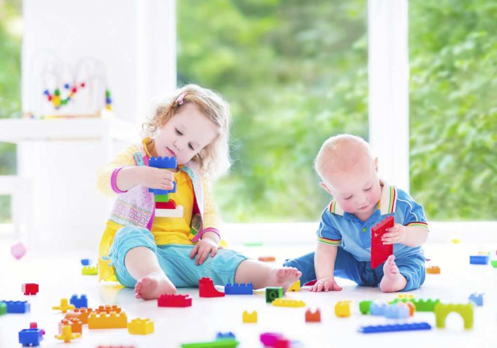 bebê com atividades educativas