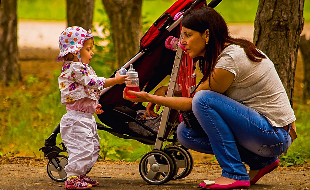 mãe e bebê no parque