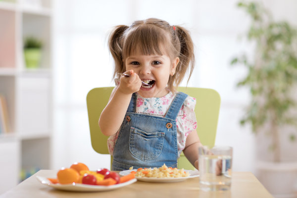menina almoçando