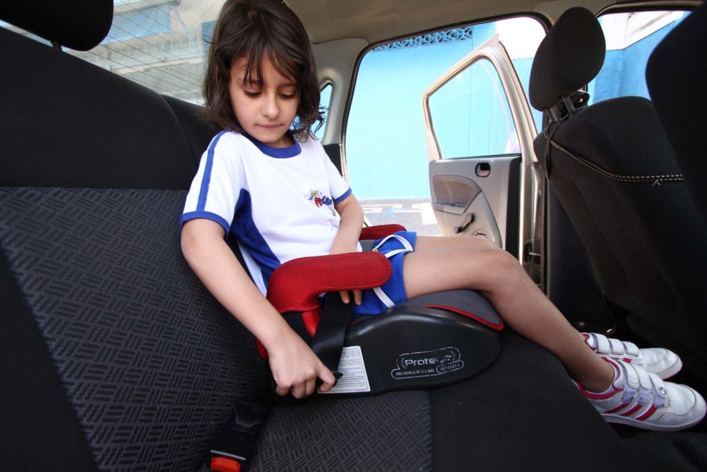 menina no carro