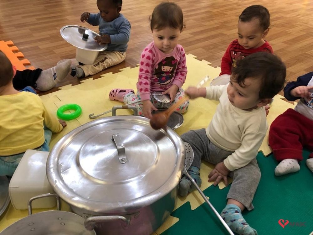instrumentos musicais com panelas