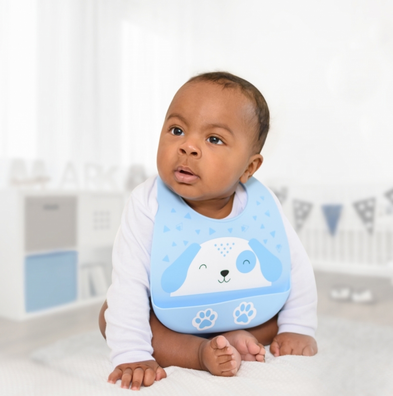 bebê com babador de silicone