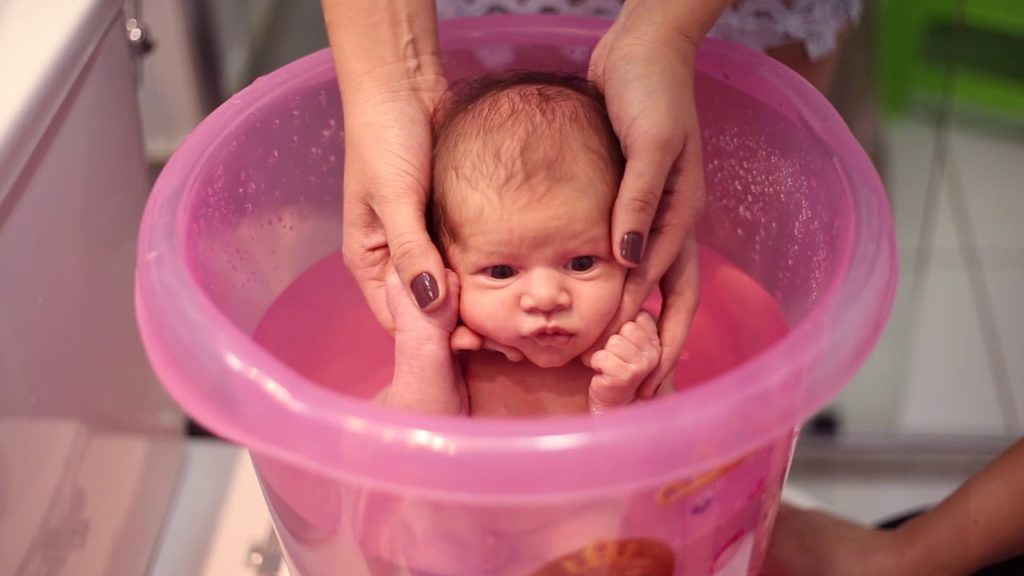 banho no ofurô para cólicas em recém-nascidos