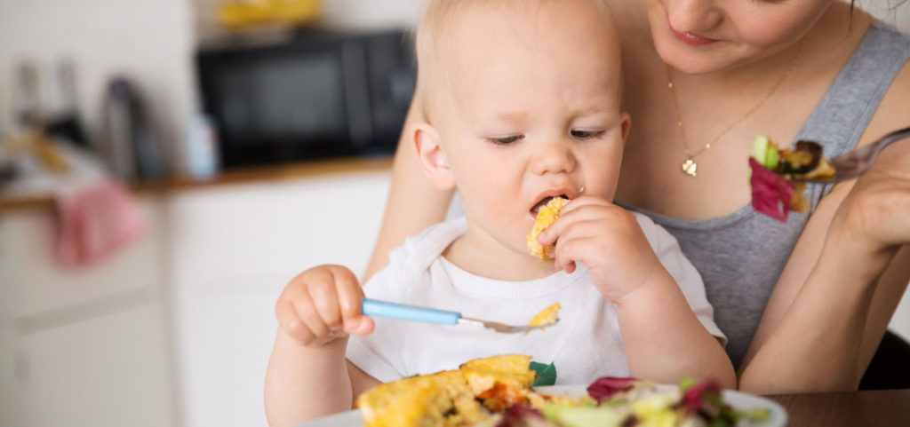 mãe e bebê comendo
