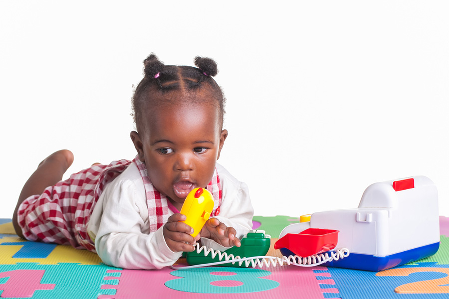 bebê de 0 a 1 ano brincando