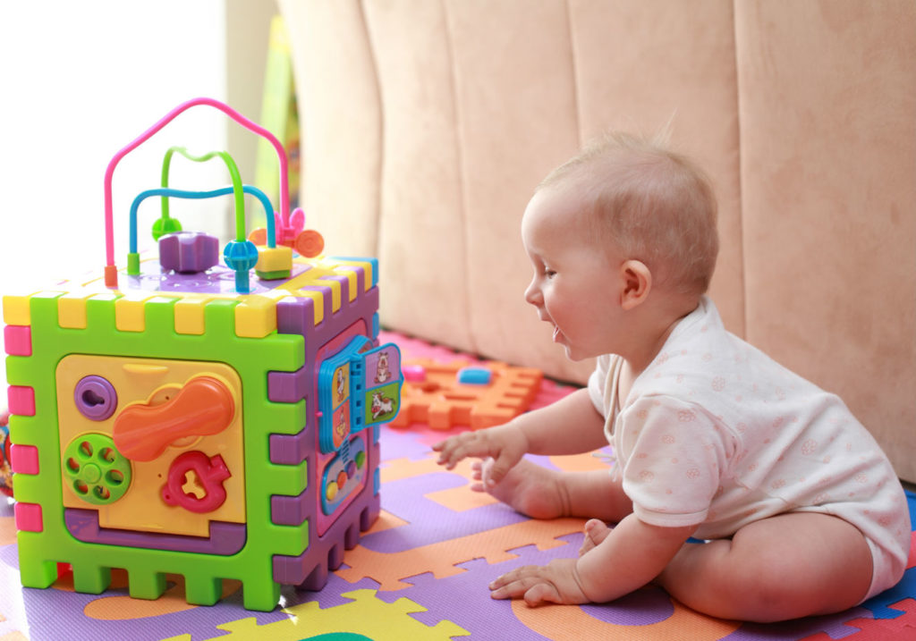 bebê menina com brinquedo educativo