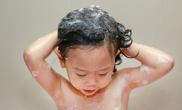 neném com cabelo liso