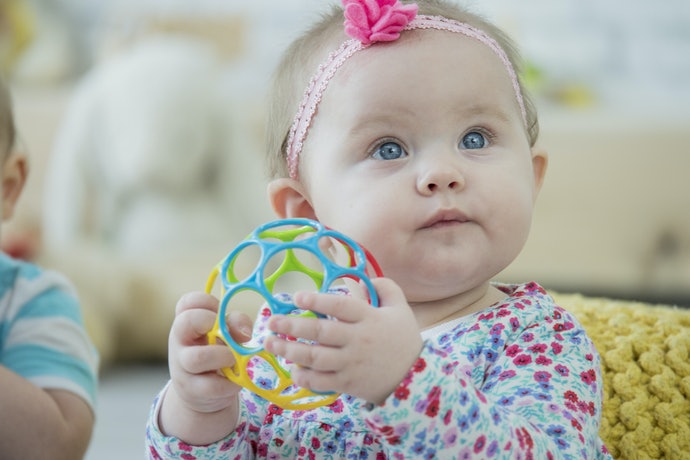 menina bebê brincando com bola