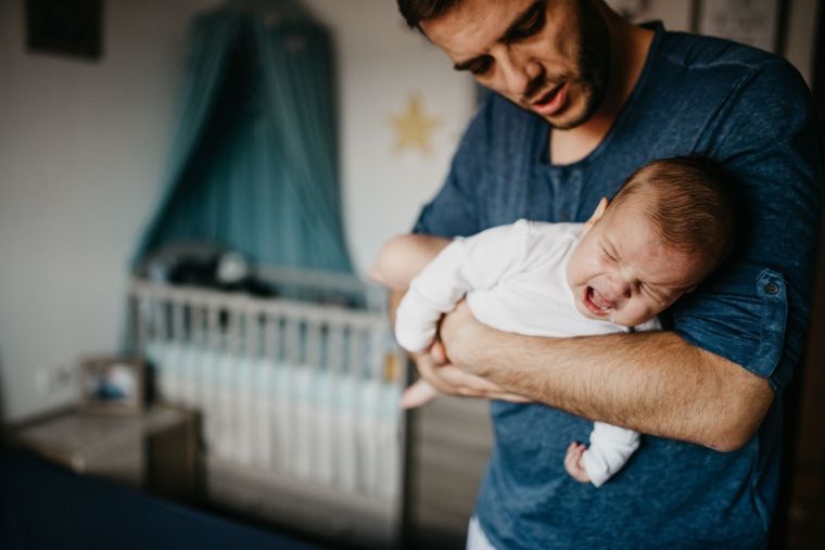 como aliviar cólicas em recém-nascidos