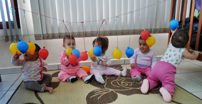 bebês brincando