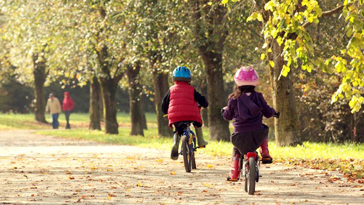 menino andando de bike