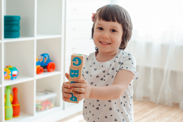 menina brincando e sorrindo