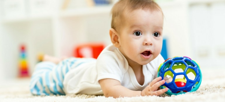 bebê em brinquedos educativos de 0 a 1 ano