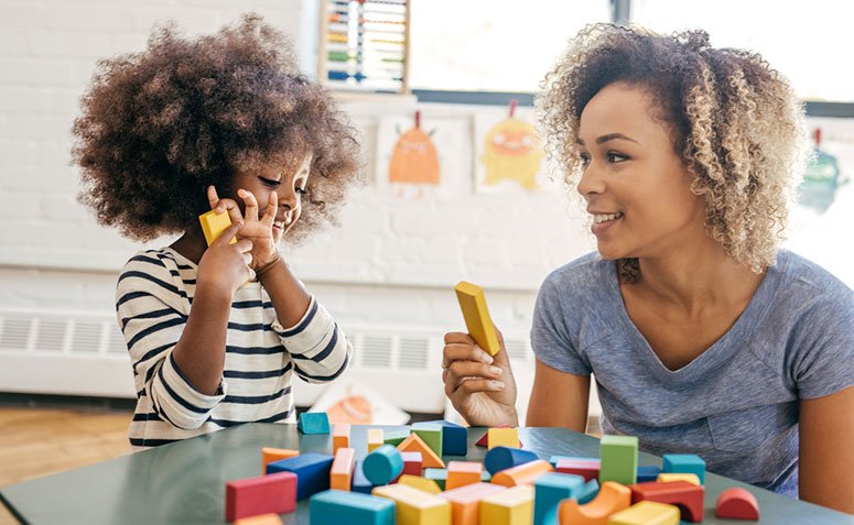 mãe e filha brincando juntas