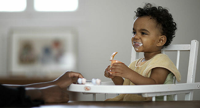 bebê comendo