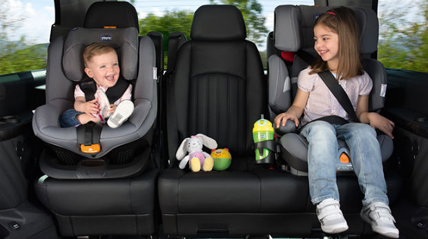 meninas irmãs no carro