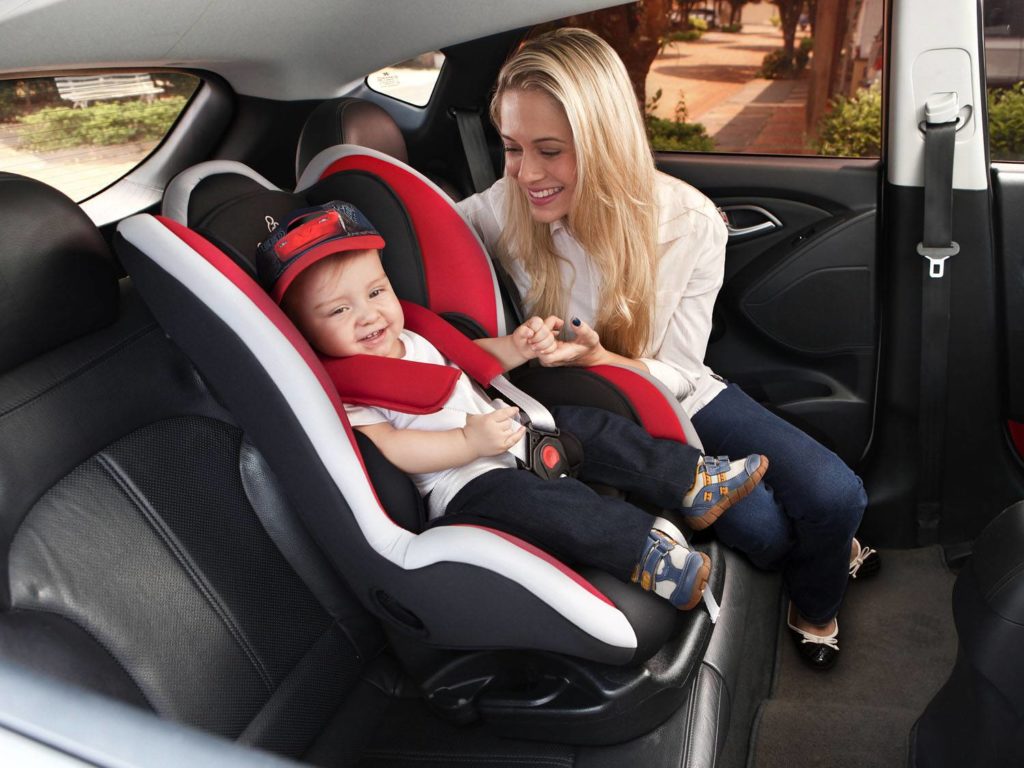 mãe com o bebê no carro
