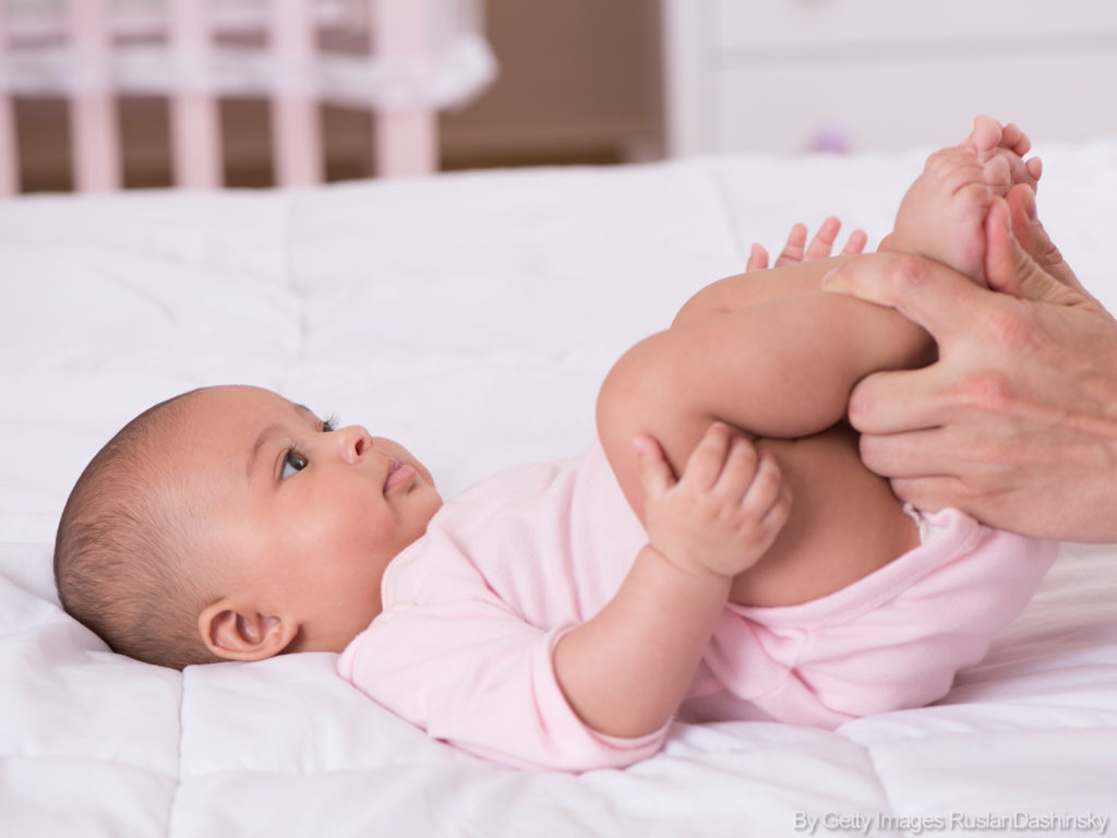 bebê com cólica