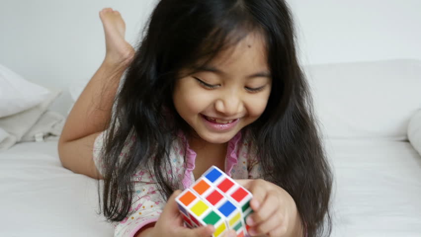 menina com cubo mágico