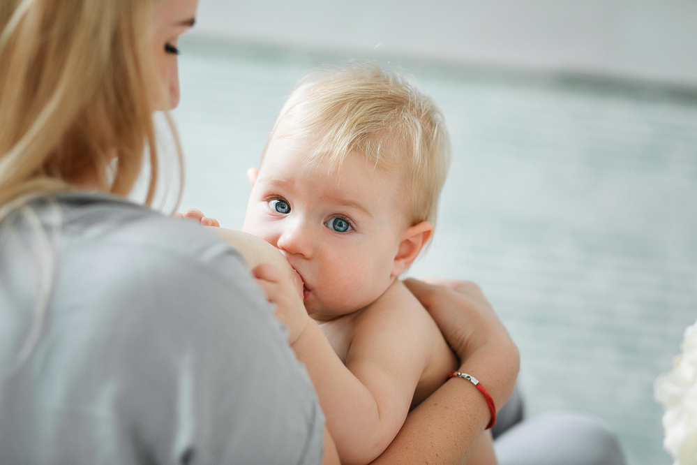 bebê e mamãe amamentação
