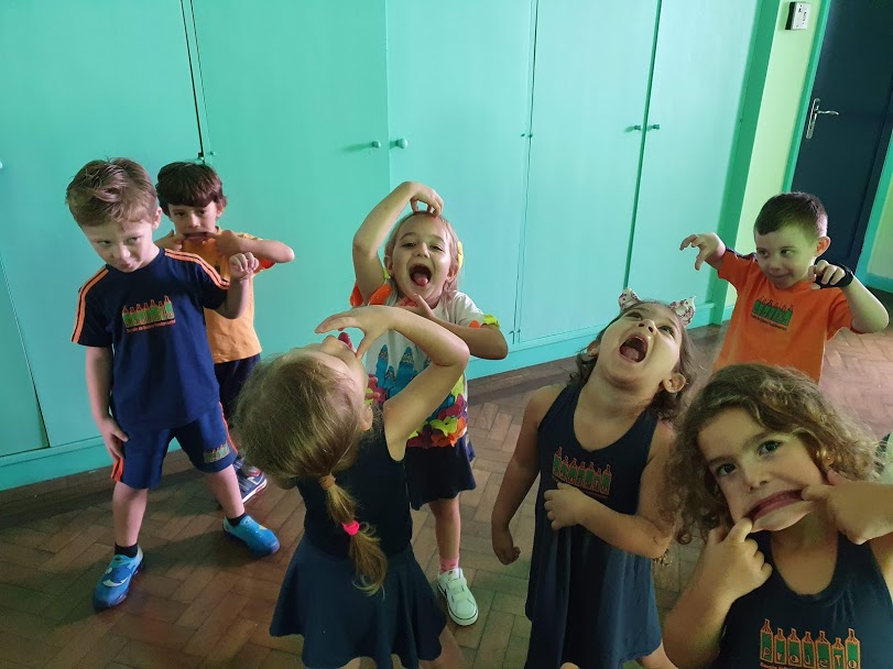 crianças na escola