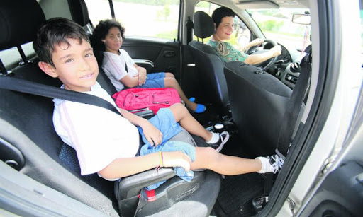 família a caminho da escola