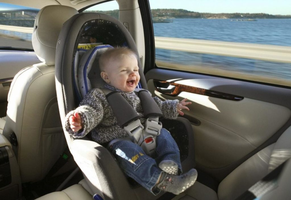 bebê na cadeirinha para auto
