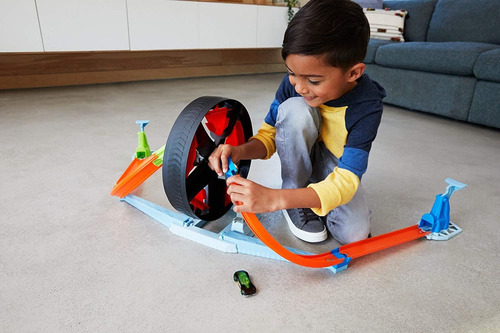 menino brincando de carrinho