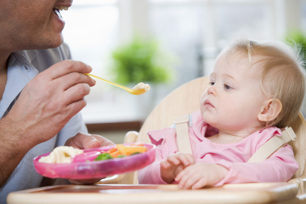 bebê se alimentando