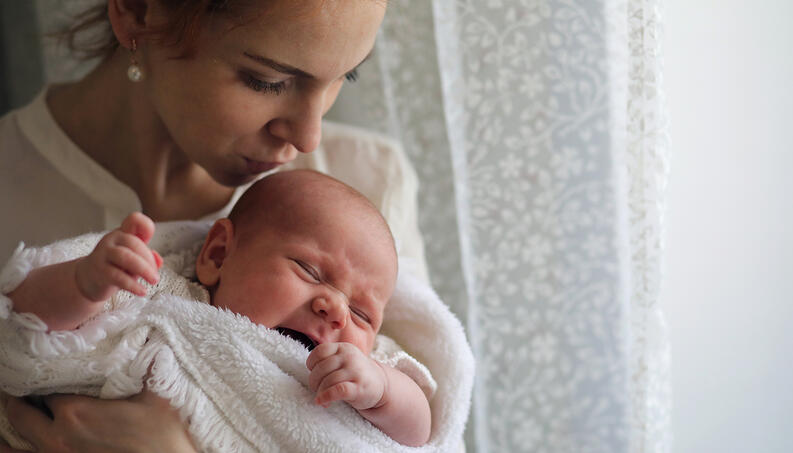mãe com bebê no colo
