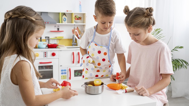 crianças brincando com as melhores cozinhas de brinquedo