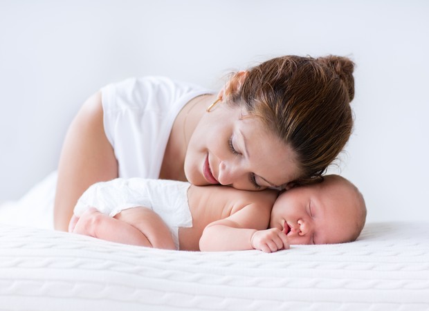 mãe e bebê cuidado