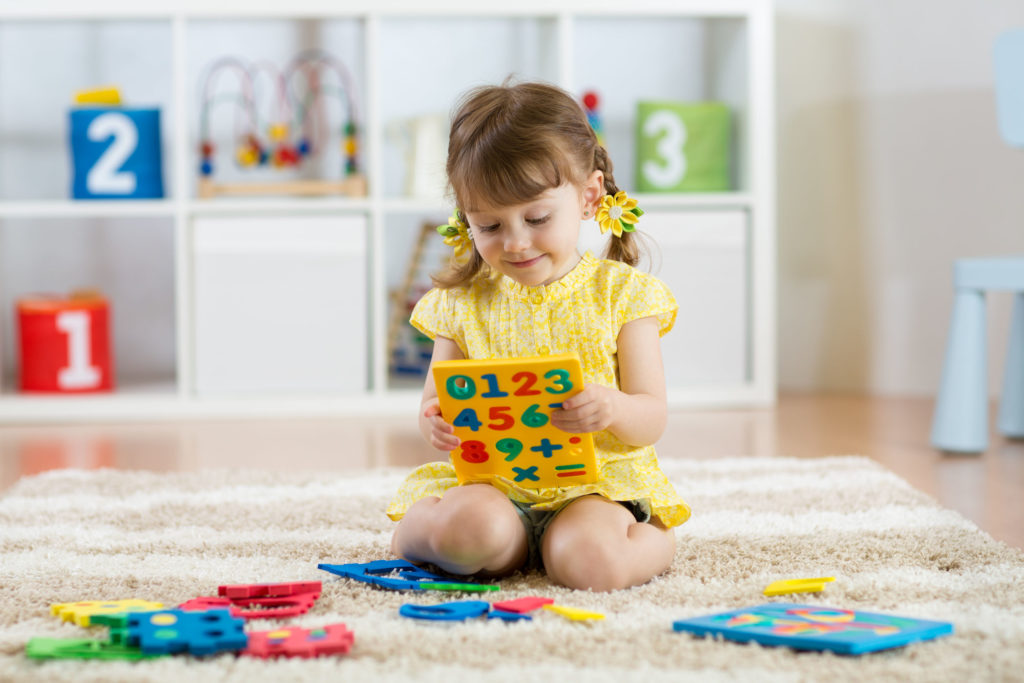 menina brincando com brinquedos