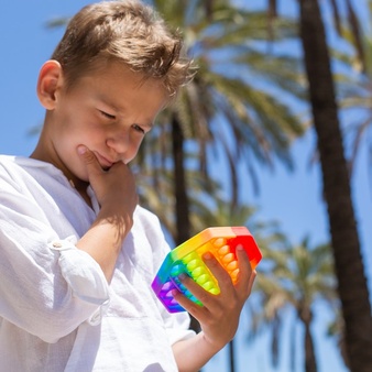 menino brincando com fidget toys