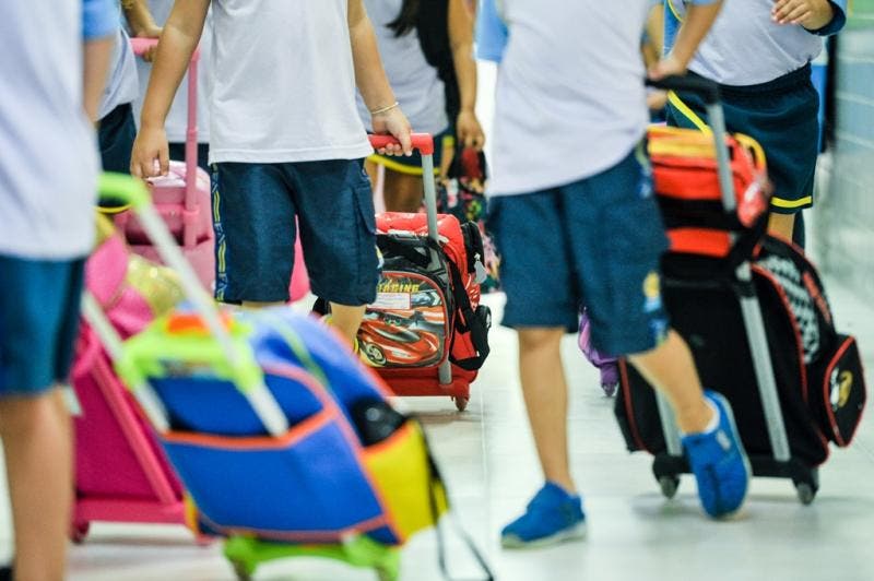 crianças na escola