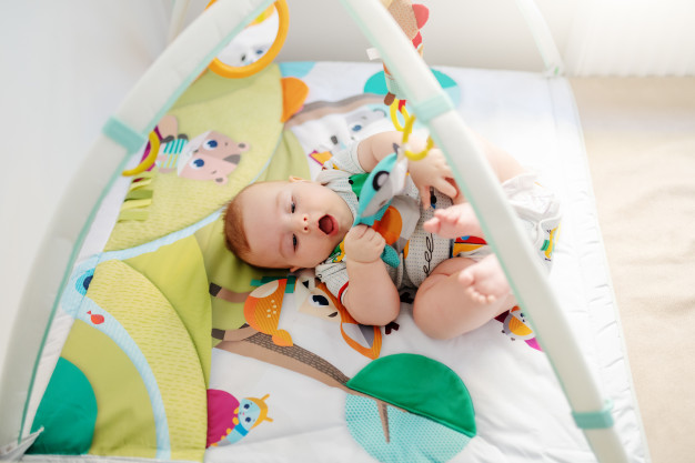 os melhores tapetes de atividades para bebês