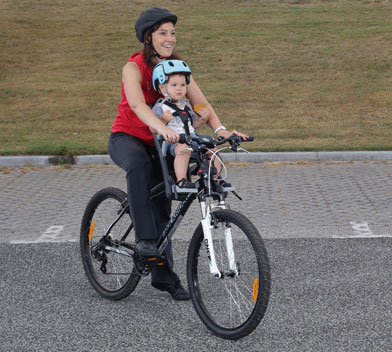 mãe e bebê no passeio de bicicleta
