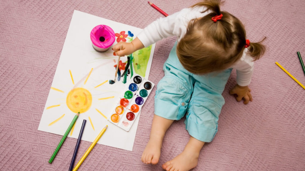 menina pintando o papel