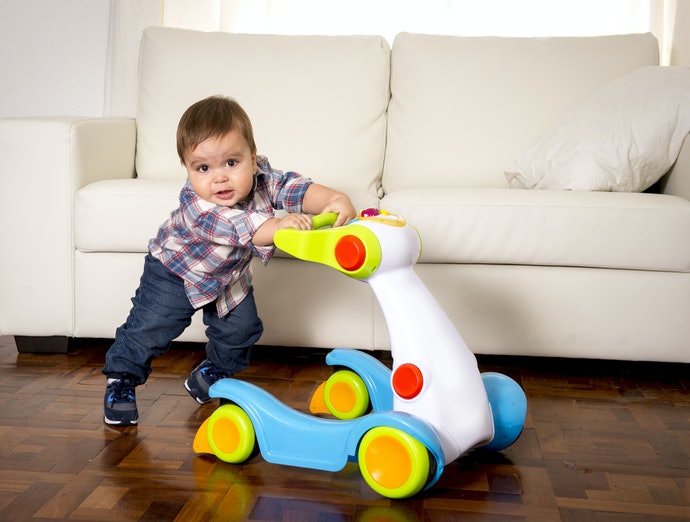 menino andando