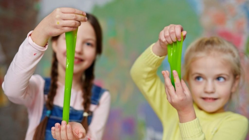 criança com slime verde