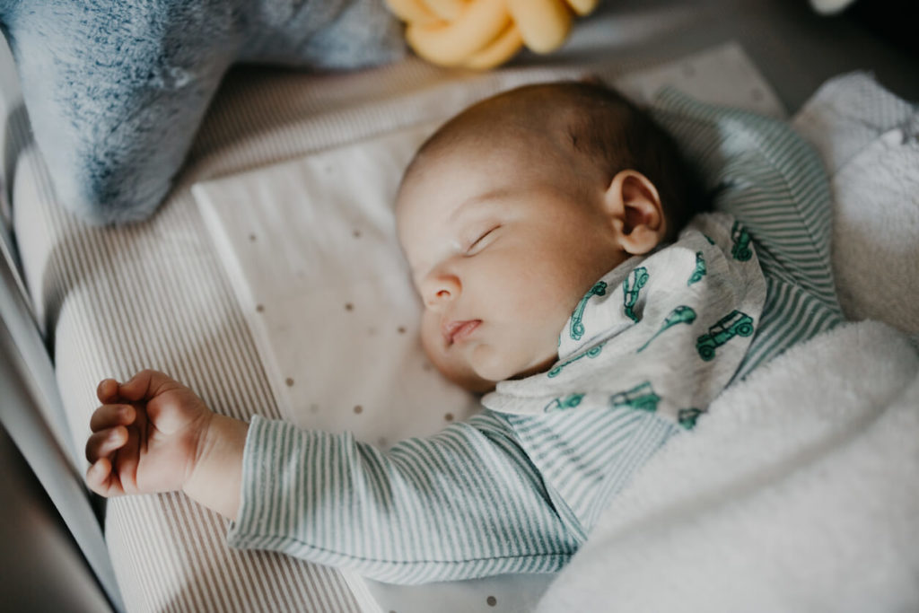 bebê dormindo durante a tarde