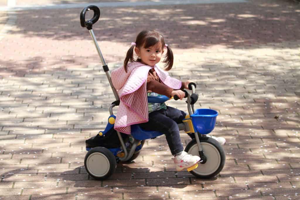 menina no triciclo